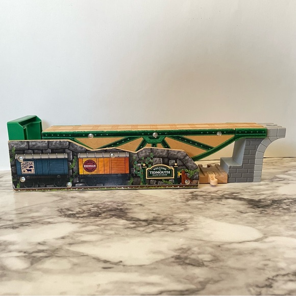 Thomas & Friends Wooden Railway Tidmouth’s Tipping Bridge Destination - Picture 2 of 8